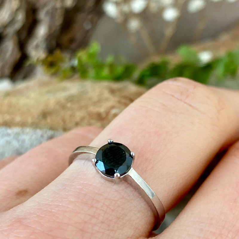 Stříbrný prsten čerý spinel